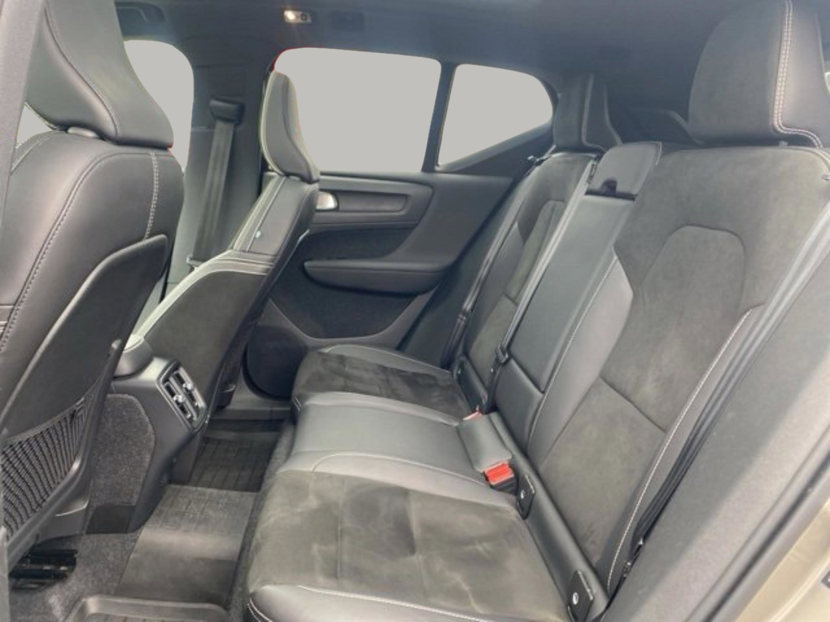 Used 2022 Volvo XC40 T4 R-Design w/ Climate Package image 31