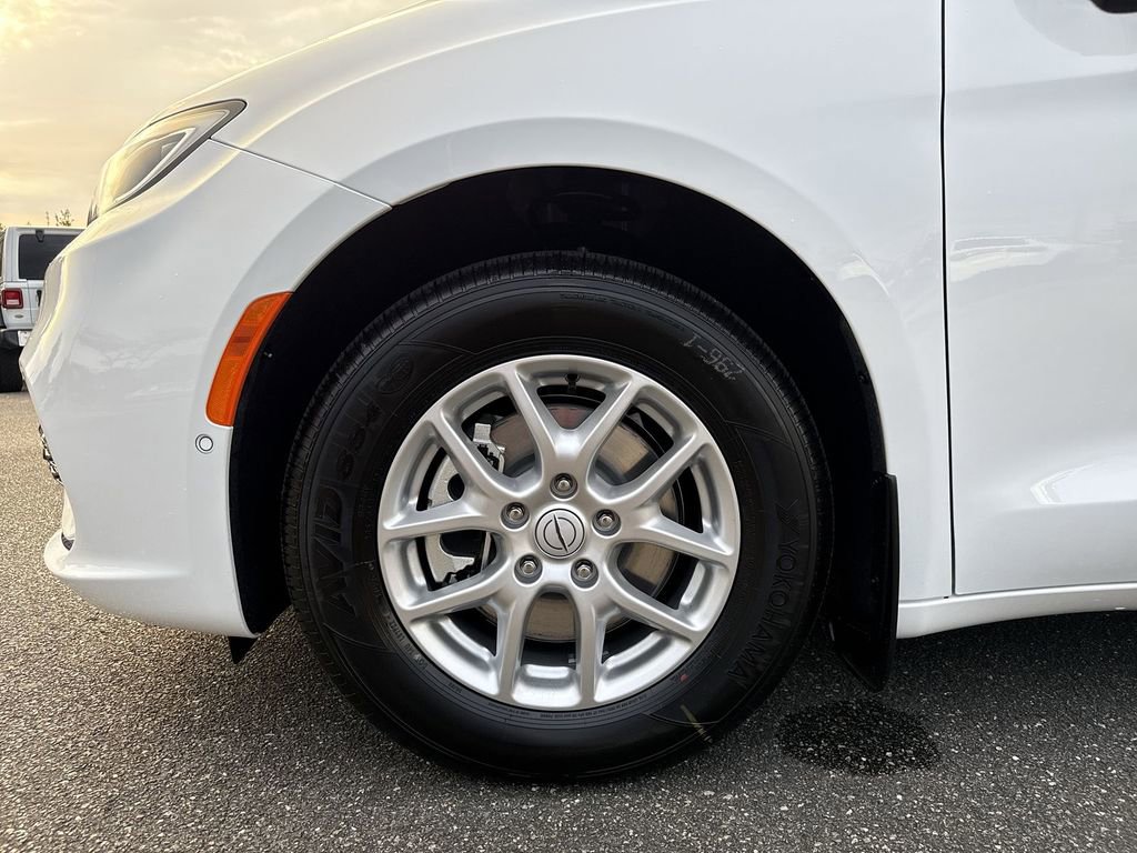 New 2026 Chrysler Pacifica Select image 10