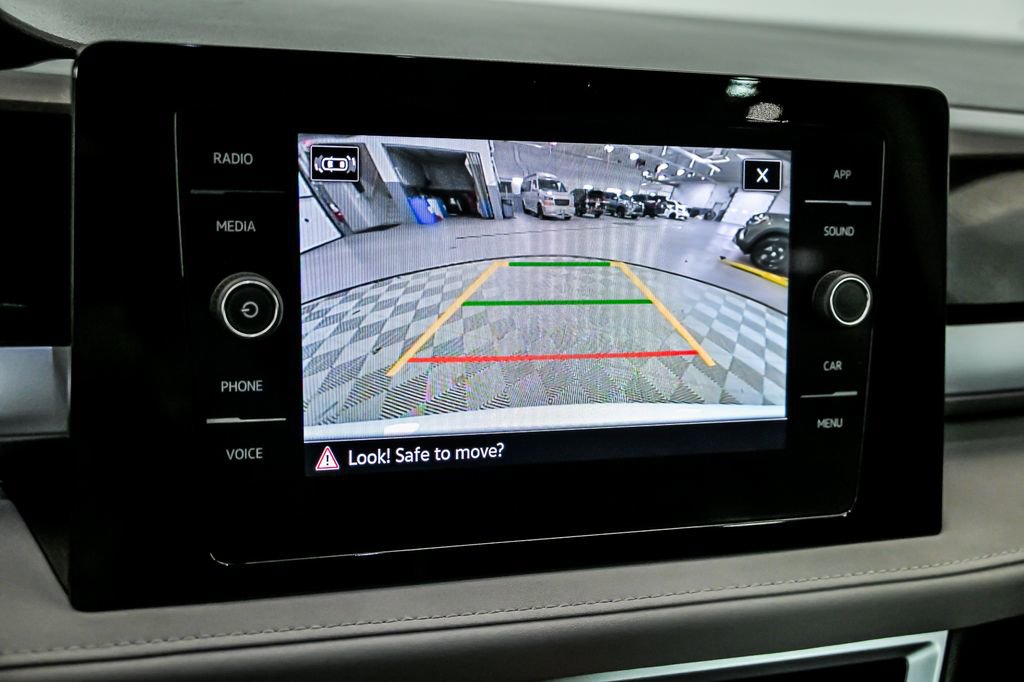 Used 2025 Volkswagen Taos SE w/ Panoramic Sunroof Package FWD image 19