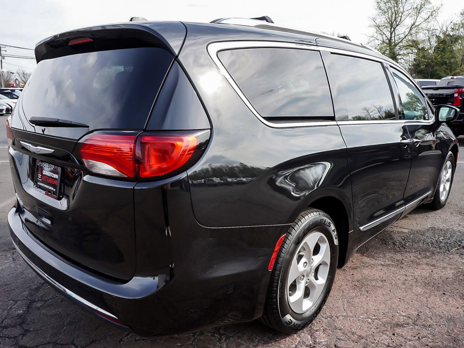Used 2017 Chrysler Pacifica Touring-L Plus FWD image 6