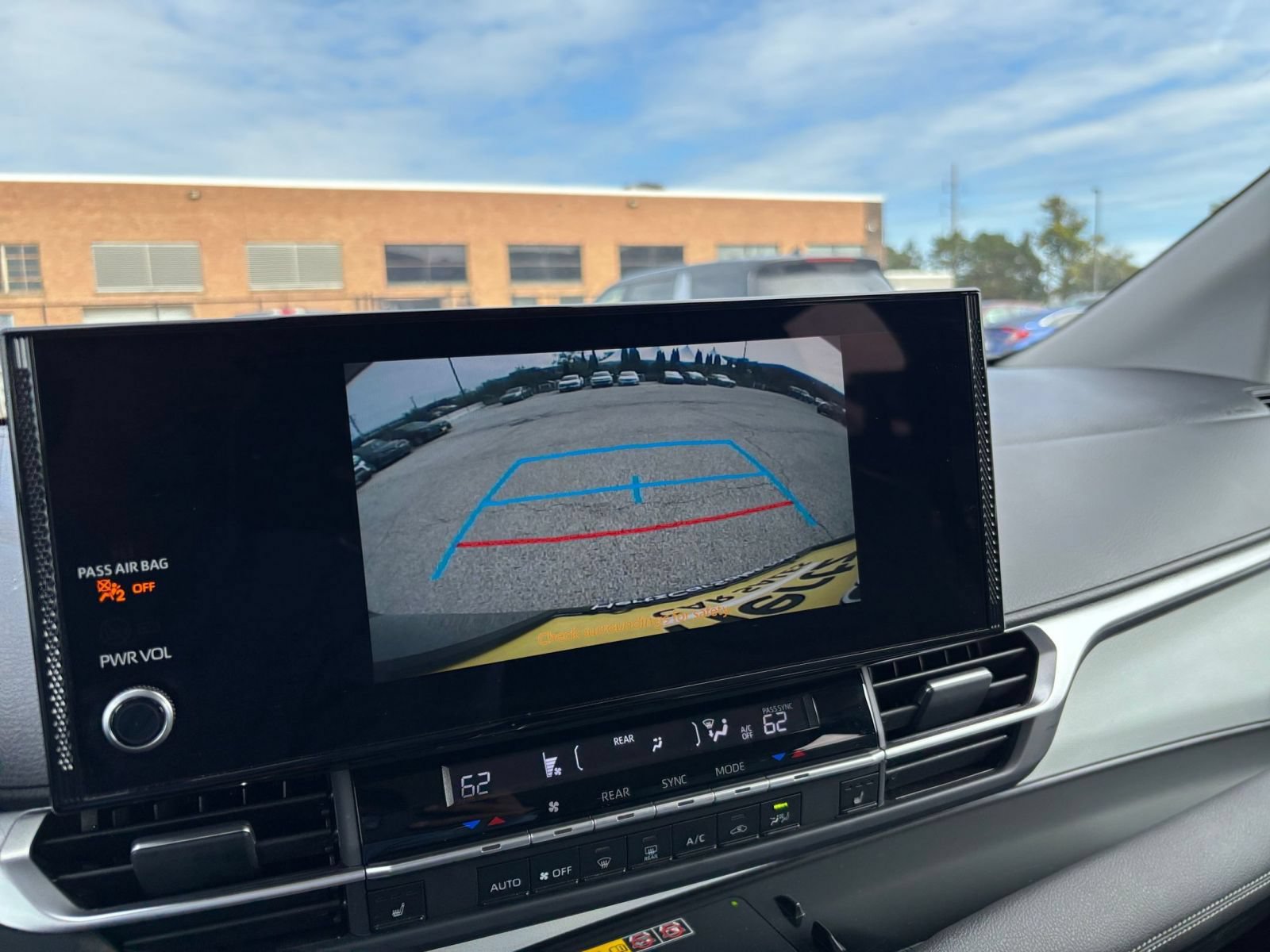 Used 2025 Toyota Sienna XLE FWD image 24