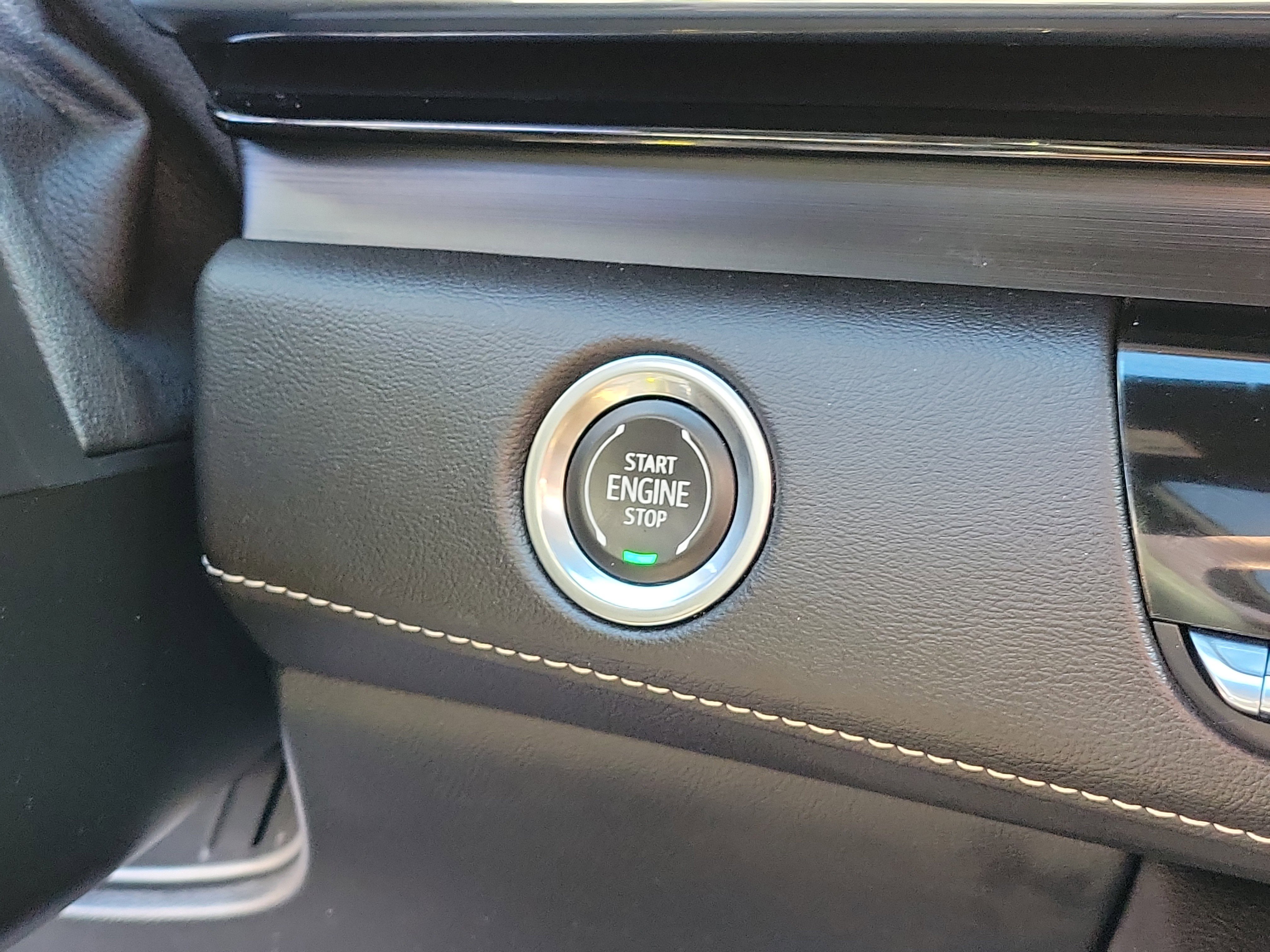 Used 2022 Cadillac Escalade Premium Luxury image 32