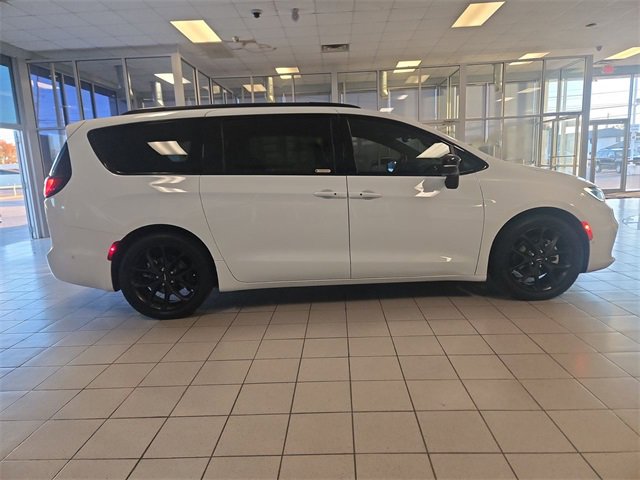 Used 2024 Chrysler Pacifica Limited w/ S Appearance Package image 9