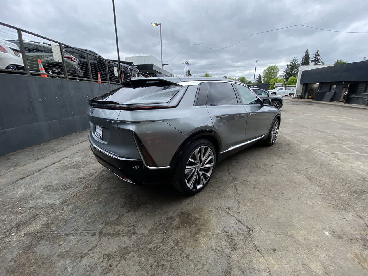 Used 2024 Cadillac Lyriq Luxury w/ LPO, Floor Liner Package AWD/4WD image 6