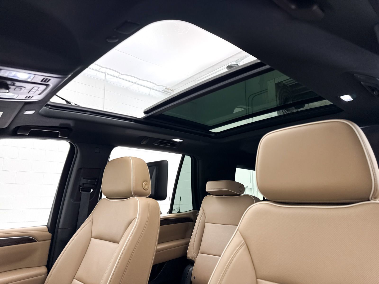 Used 2023 Chevrolet Tahoe Premier w/ Advanced Technology Package image 3