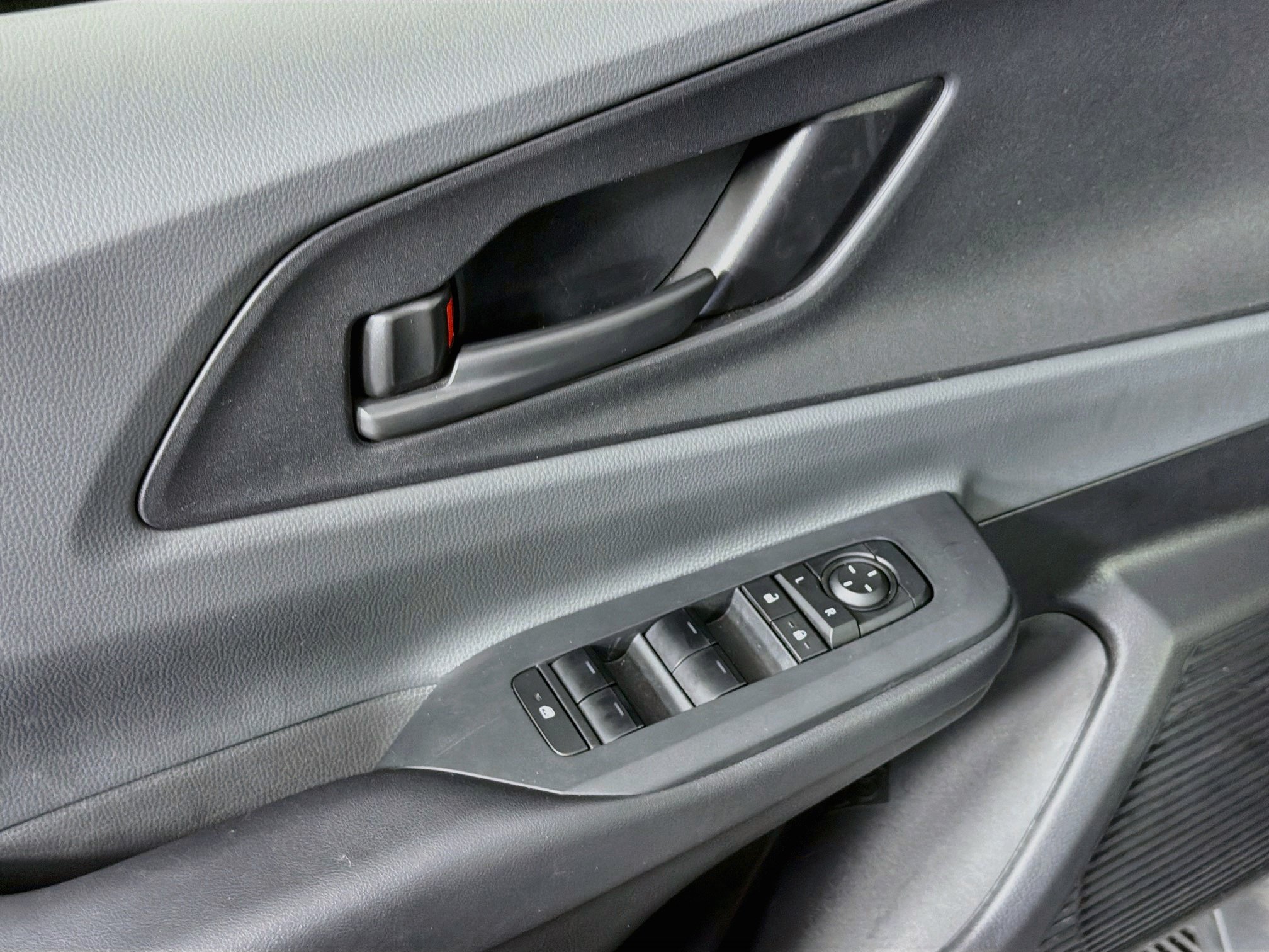 Used 2025 Toyota Prius LE FWD image 15