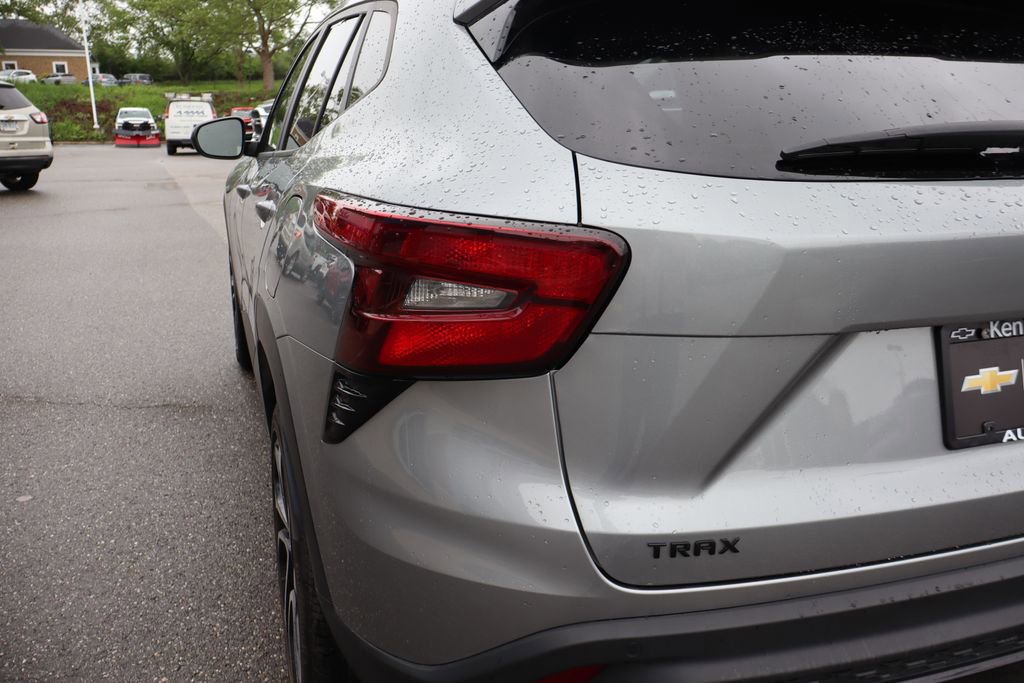 Used 2024 Chevrolet Trax RS w/ Driver Confidence Package FWD image 27