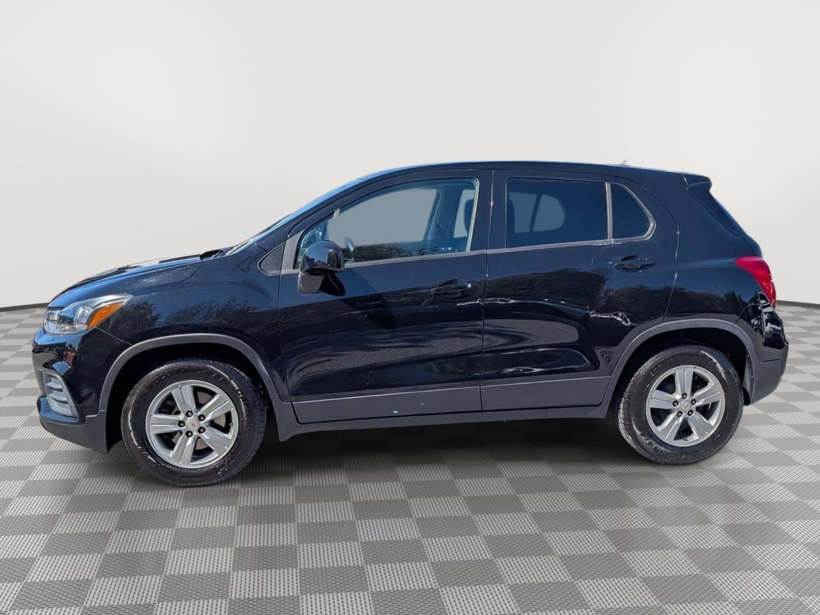 Used 2021 Chevrolet Trax LS w/ Tint and Cruise Package FWD image 2