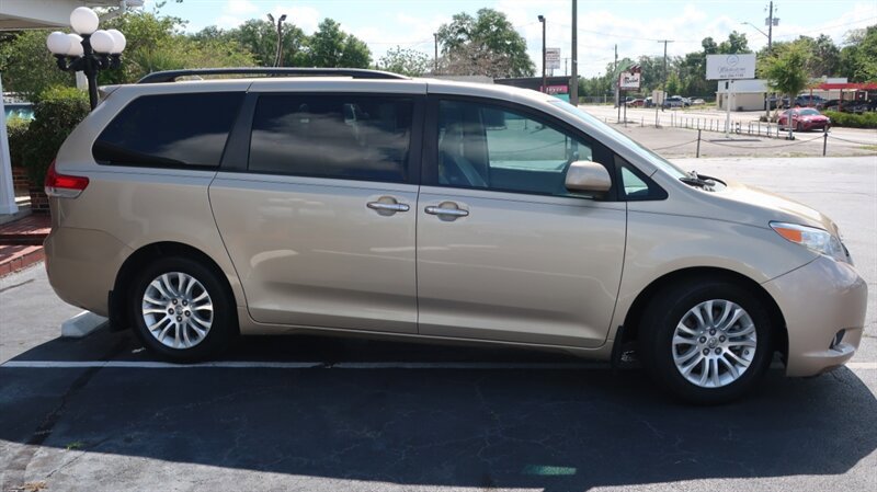 Used 2011 Toyota Sienna XLE w/ Premium Pkg FWD image 5