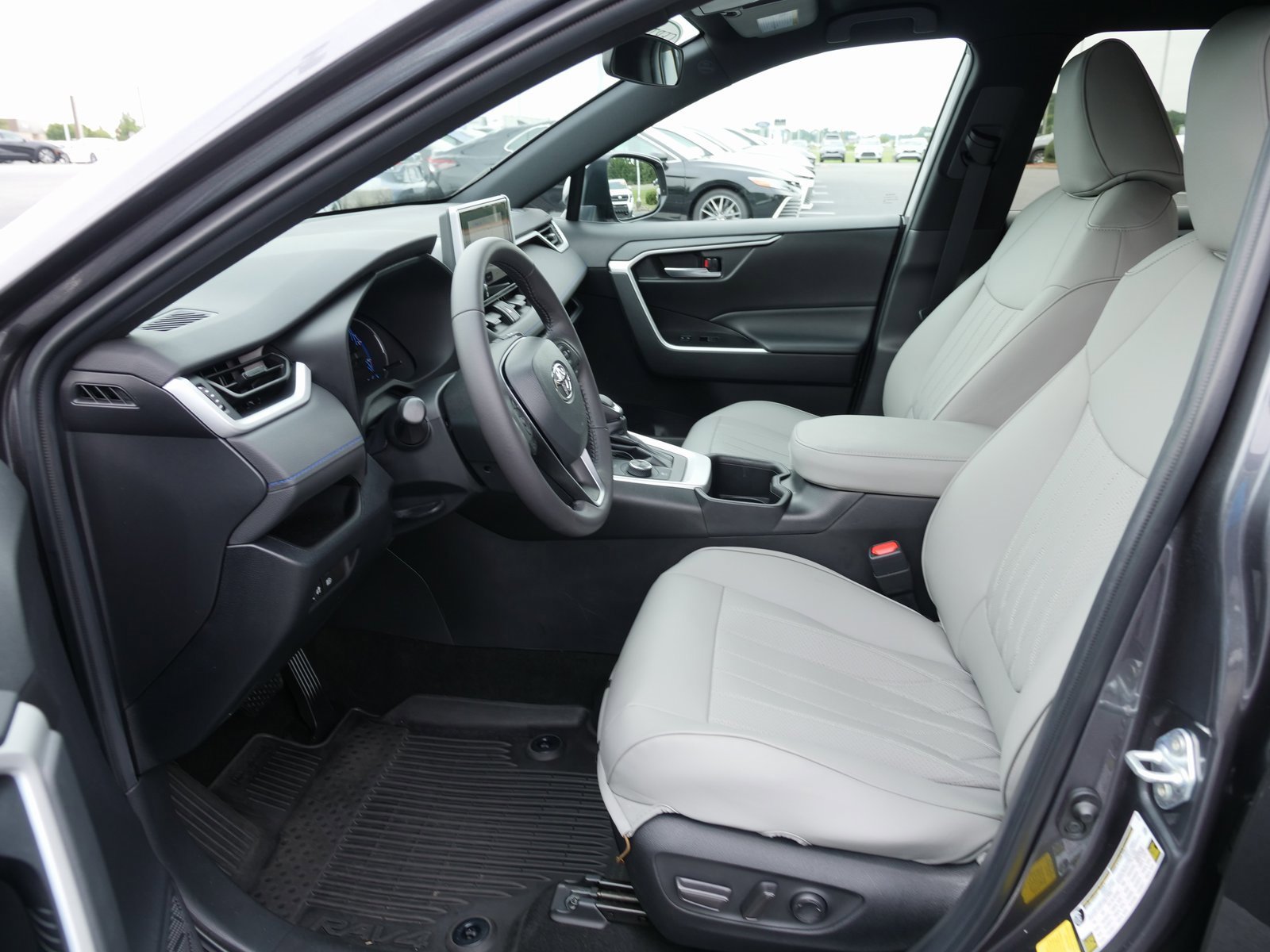 Used 2023 Toyota RAV4 SE image 15