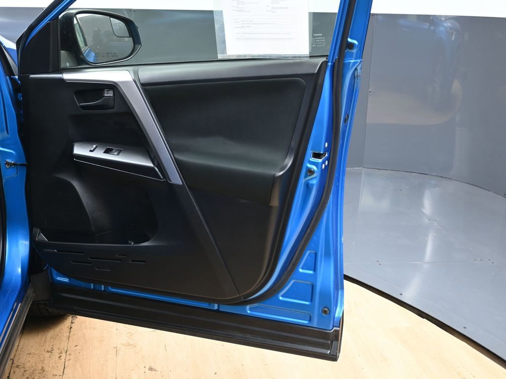 Used 2017 Toyota RAV4 LE w/ Carpet Mat Package image 31