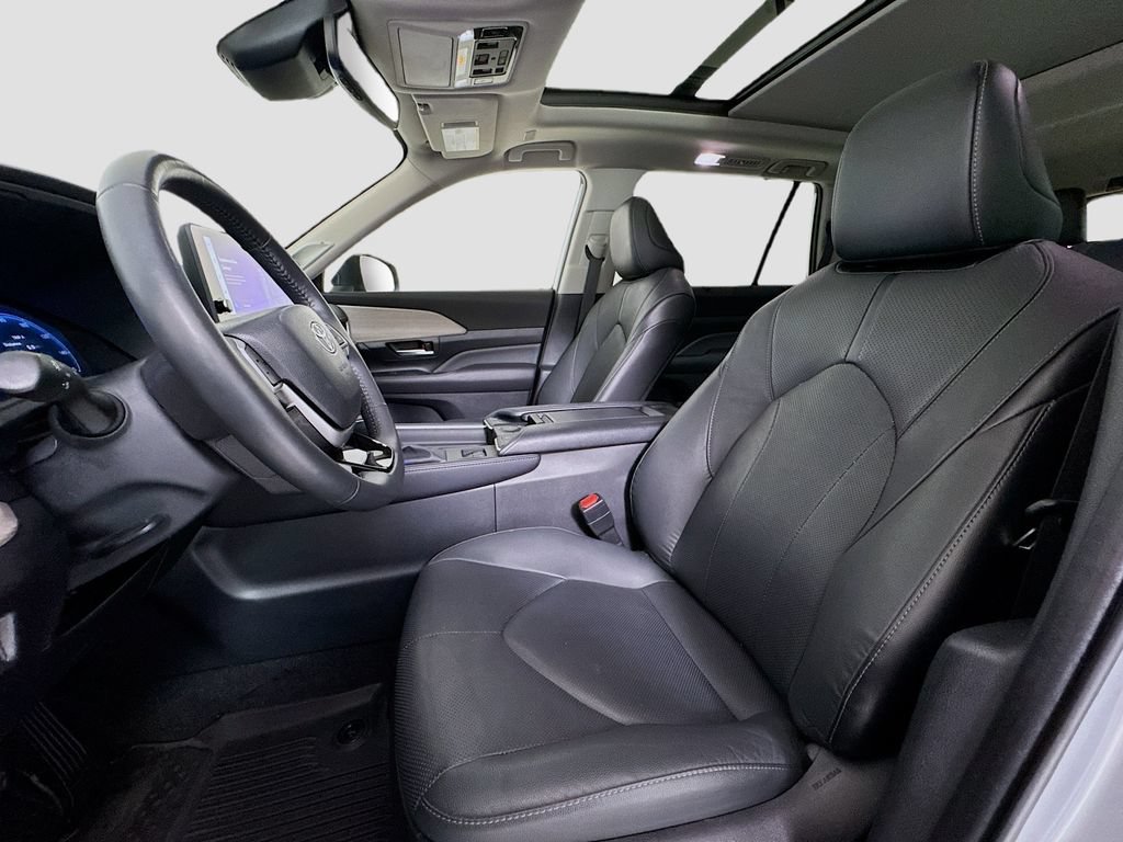 Used 2024 Toyota Grand Highlander AWD image 11