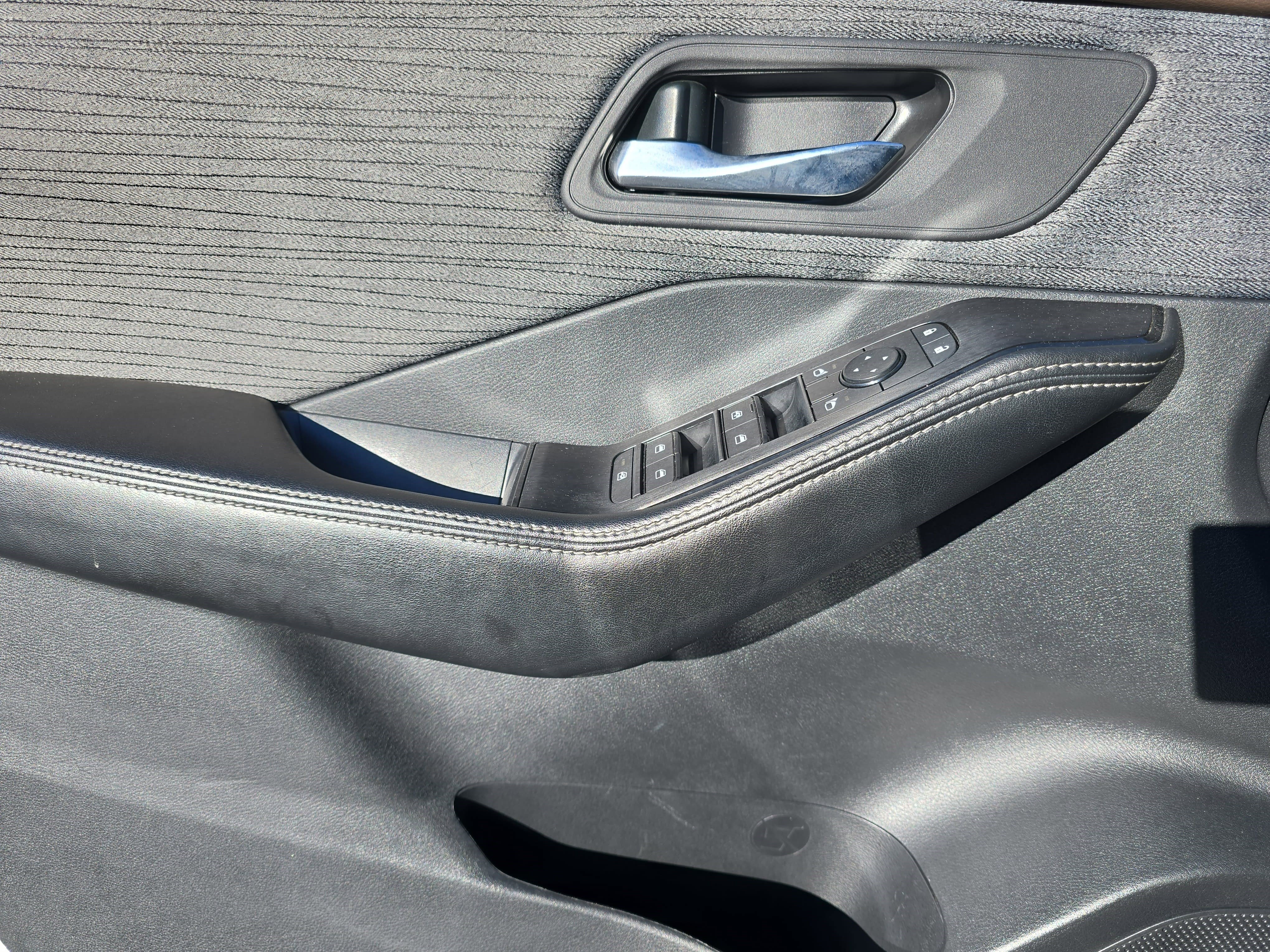 Used 2023 Nissan Rogue SV image 23