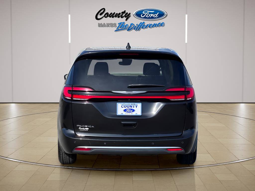 Used 2023 Chrysler Pacifica Touring-L FWD image 12