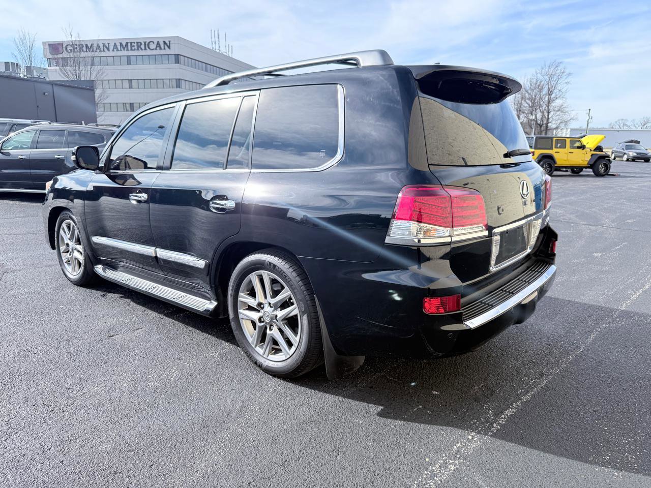 Used 2013 Lexus LX 570 4WD w/ Luxury Pkg image 3
