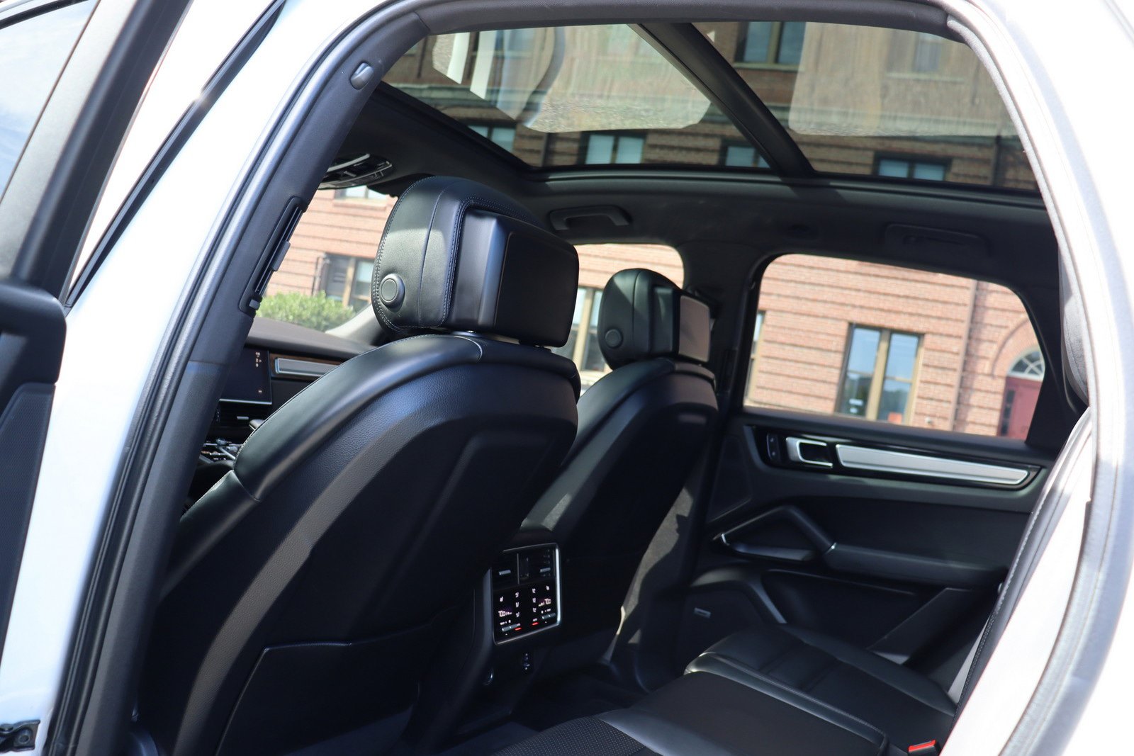 Used 2023 Porsche Cayenne Platinum Edition AWD/4WD image 13