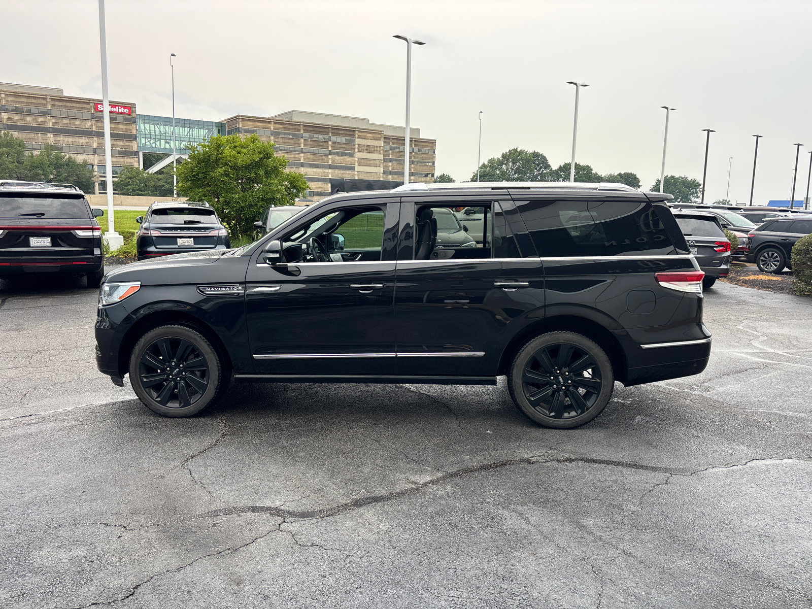 Certified 2023 Lincoln Navigator Reserve AWD/4WD image 4