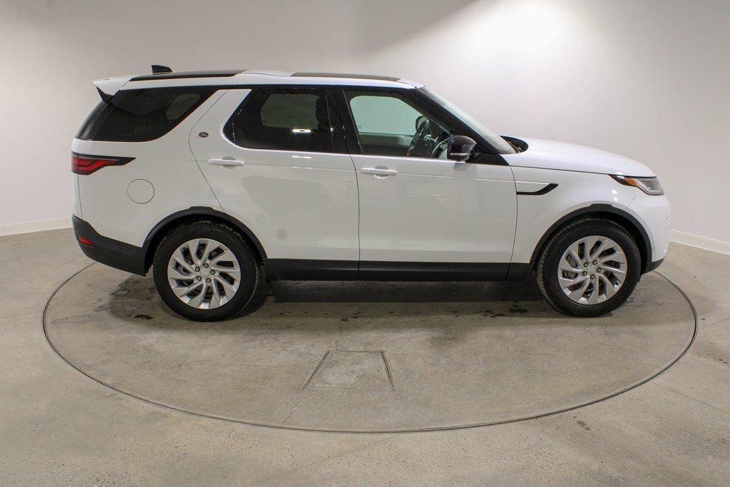 Used 2025 Land Rover Discovery S image 6