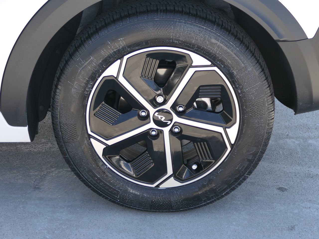 Used 2025 Kia Niro EX FWD image 10