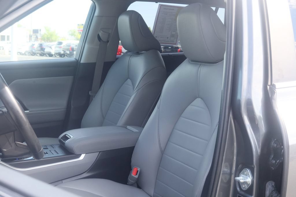 Used 2023 Toyota Highlander XLE AWD/4WD image 31