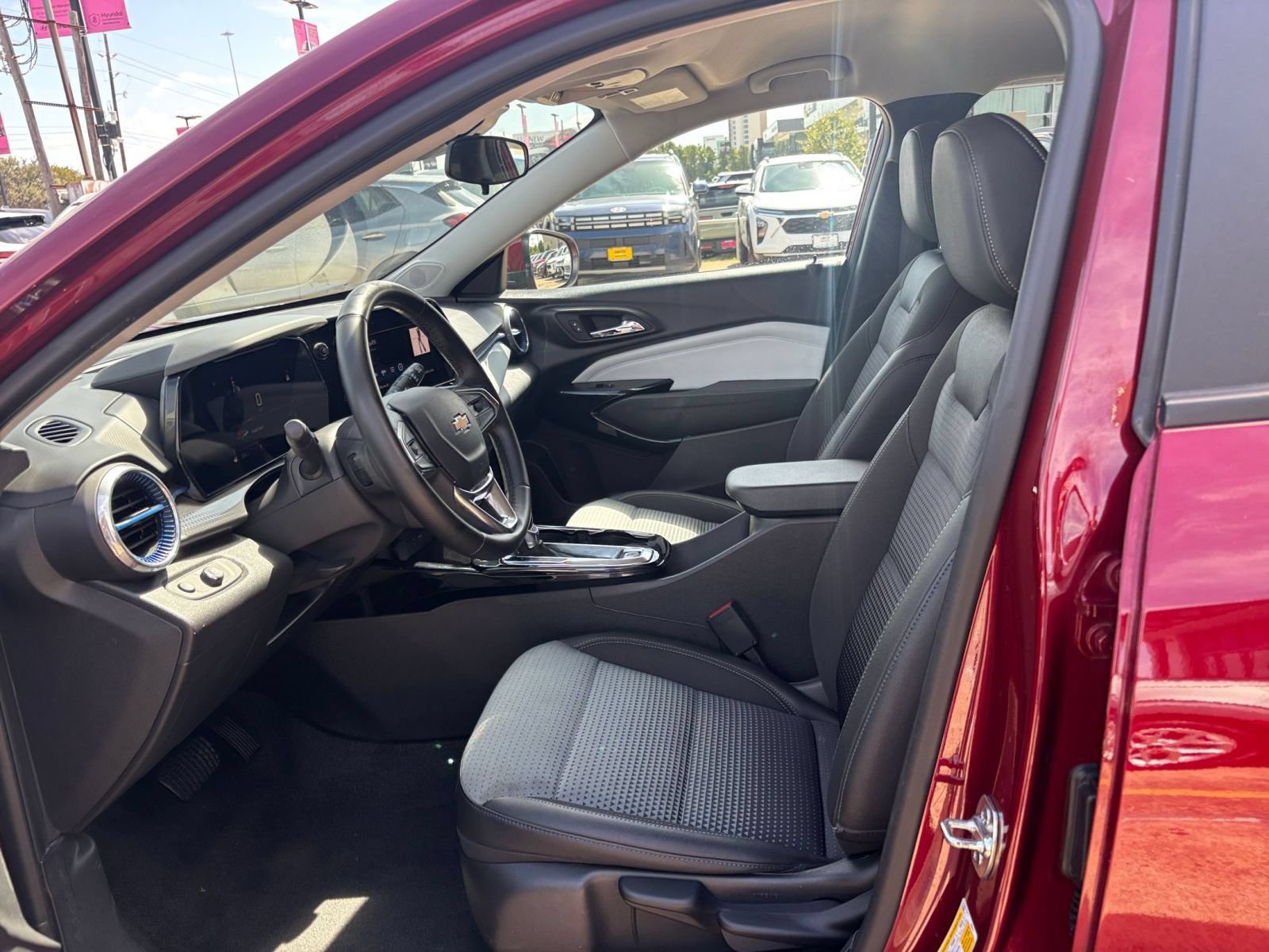 Used 2025 Chevrolet Trax LT w/ LT Convenience Package FWD image 21