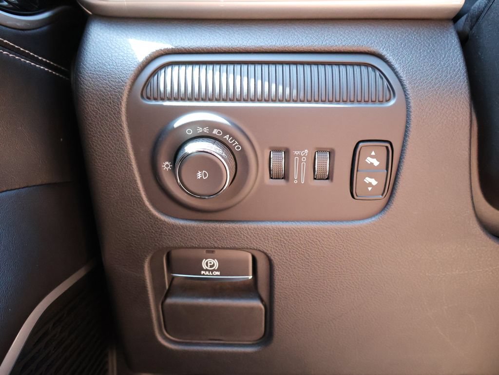 Used 2024 Jeep Wagoneer Series III AWD/4WD image 32