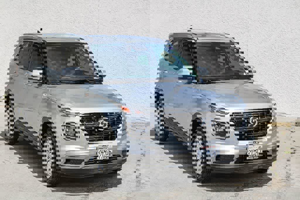 Used 2022 Hyundai Venue SE image 3