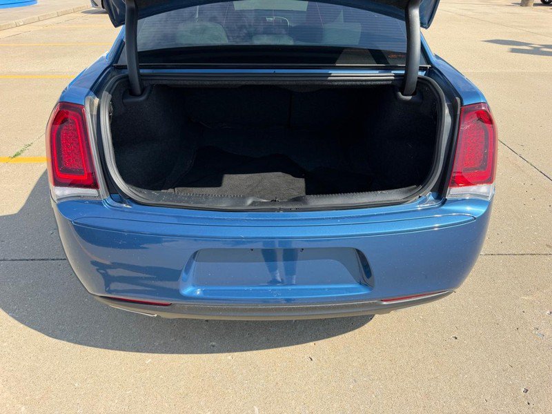 Used 2022 Chrysler 300 Touring w/ Sport Appearance Package RWD image 4