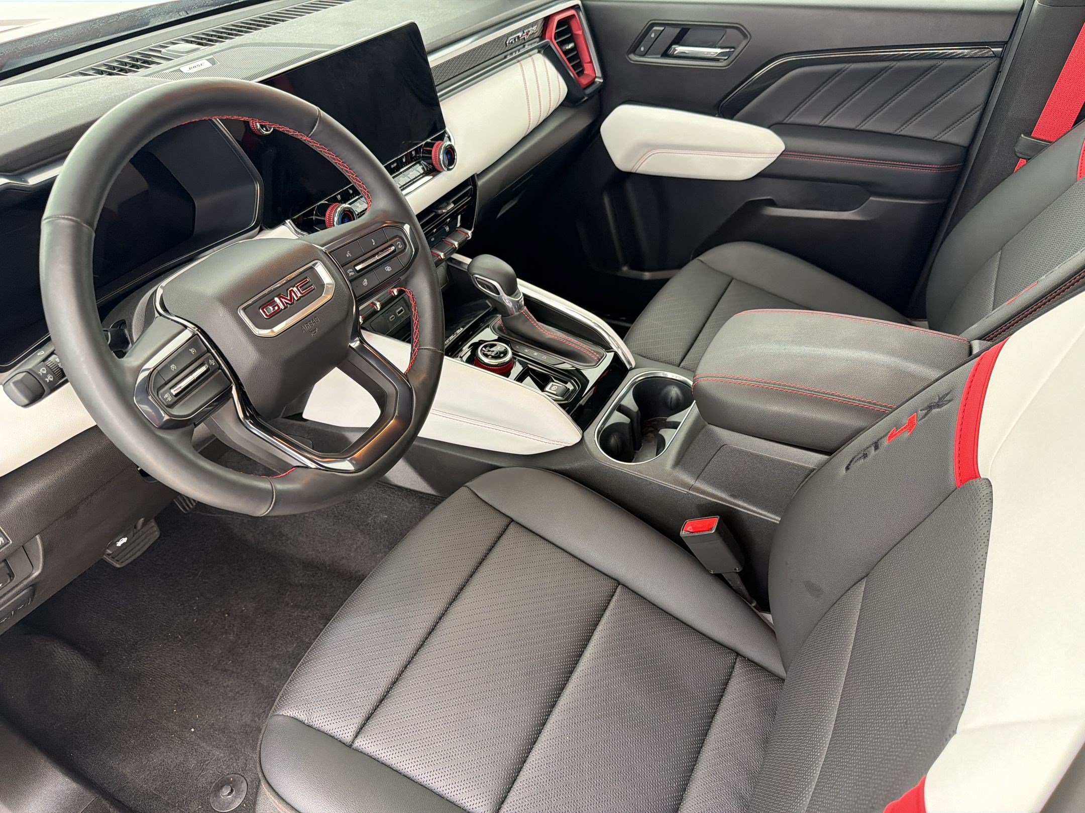Used 2026 GMC Canyon AT4X w/ AT4X AEV Edition AWD/4WD image 28
