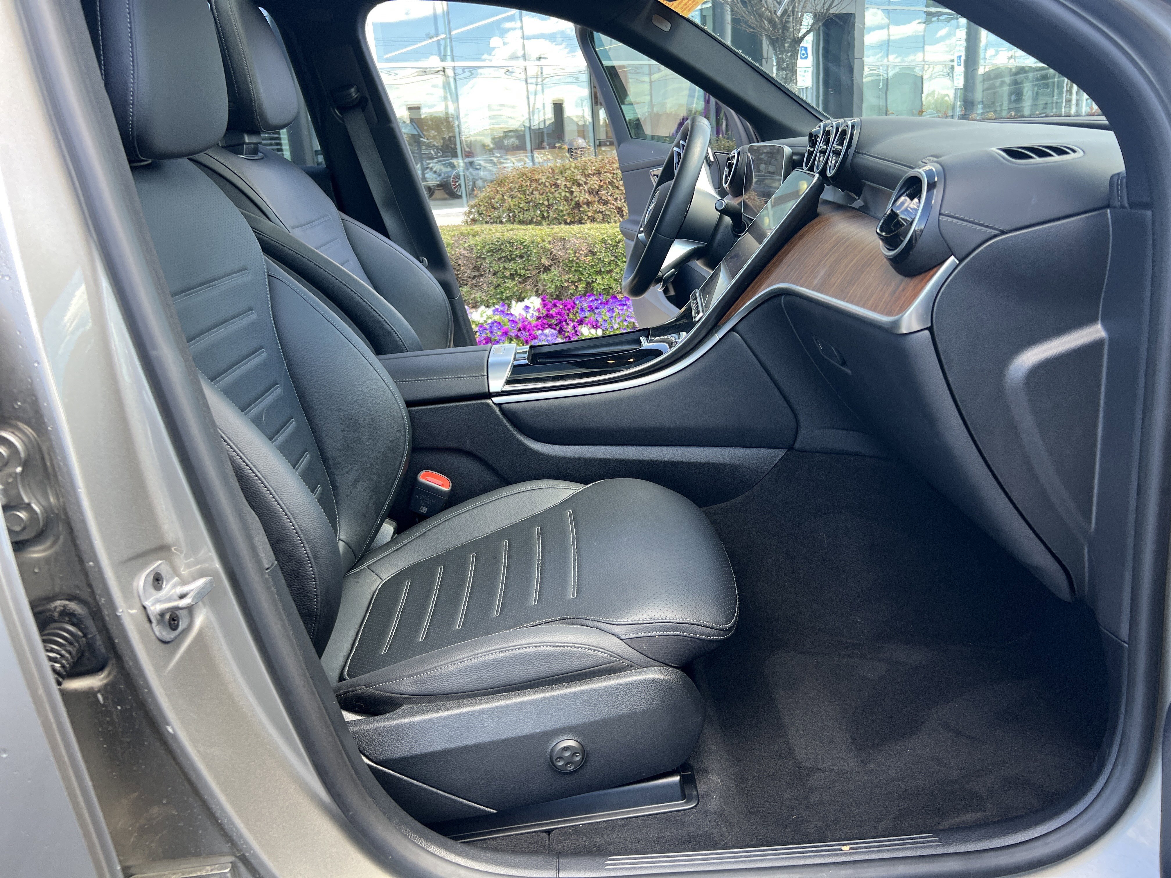 Used 2024 Mercedes-Benz GLC 300 4MATIC w/ AMG Line image 36