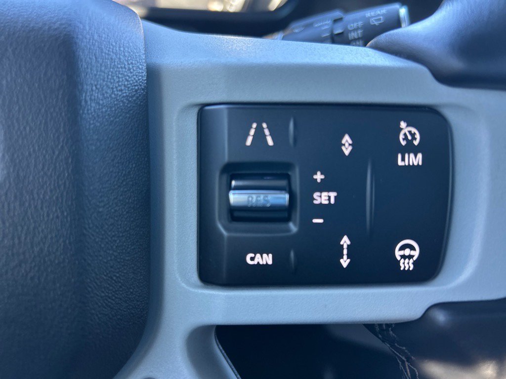 Used 2023 Land Rover Defender 130 X-Dynamic SE image 29