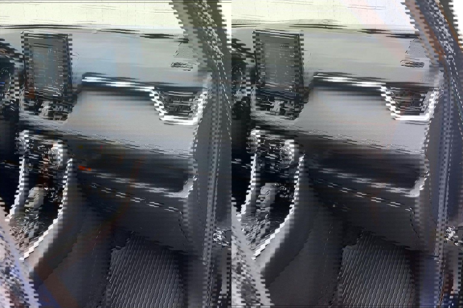 Used 2020 Toyota RAV4 XLE image 21