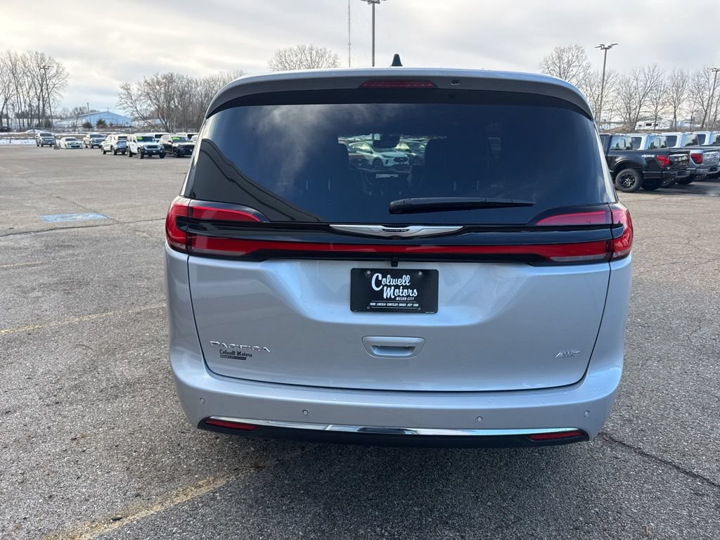 New 2026 Chrysler Pacifica Select AWD/4WD image 3