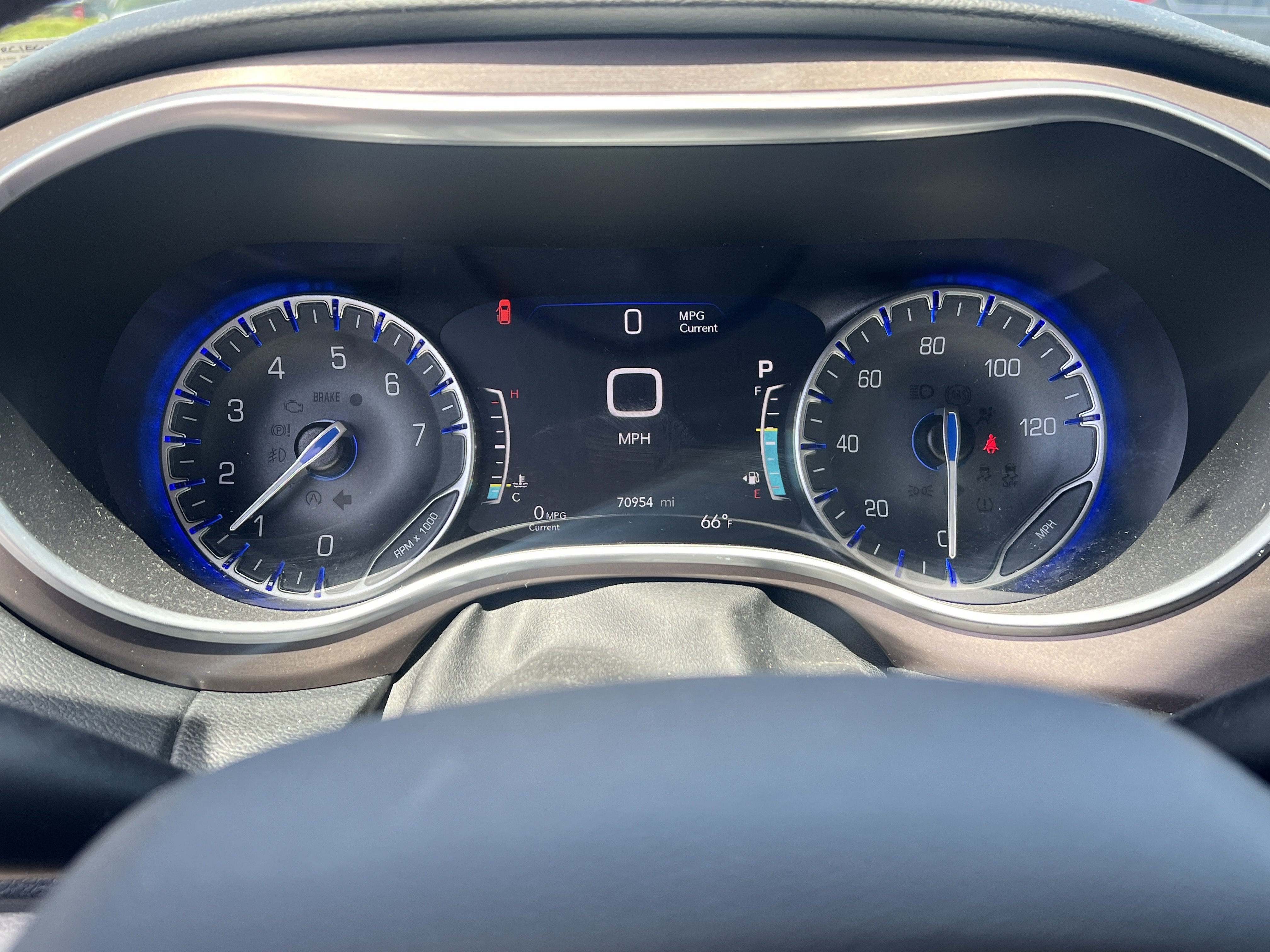 Used 2018 Chrysler Pacifica Touring-L Plus w/ Tire & Wheel Group FWD image 2