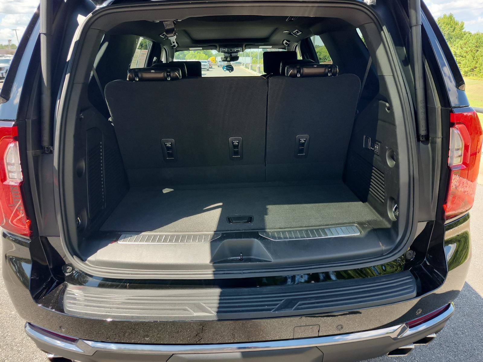 Certified 2025 GMC Yukon Denali Ultimate AWD/4WD image 13