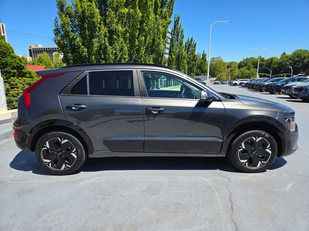 Certified 2024 Kia Niro Wind w/ Wind Preserve Package FWD image 3