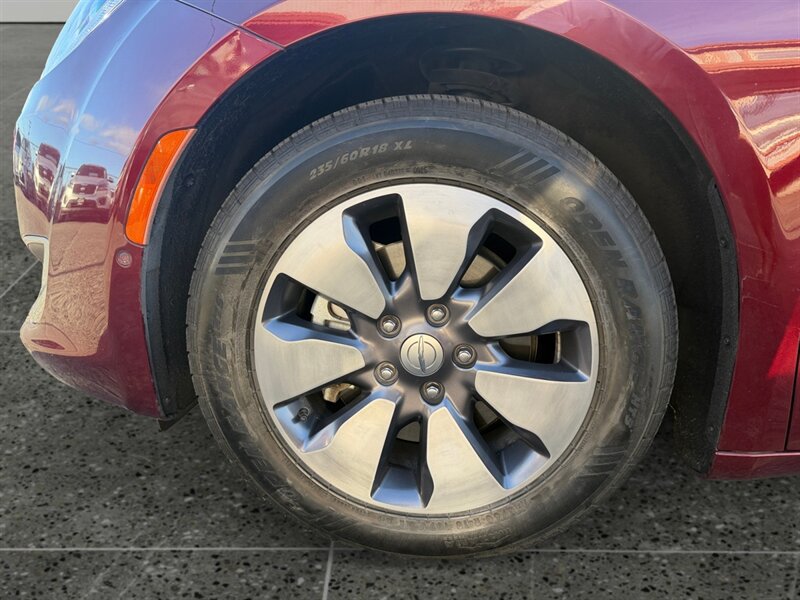 Used 2018 Chrysler Pacifica Limited w/ Advanced Safetytec Group FWD image 15