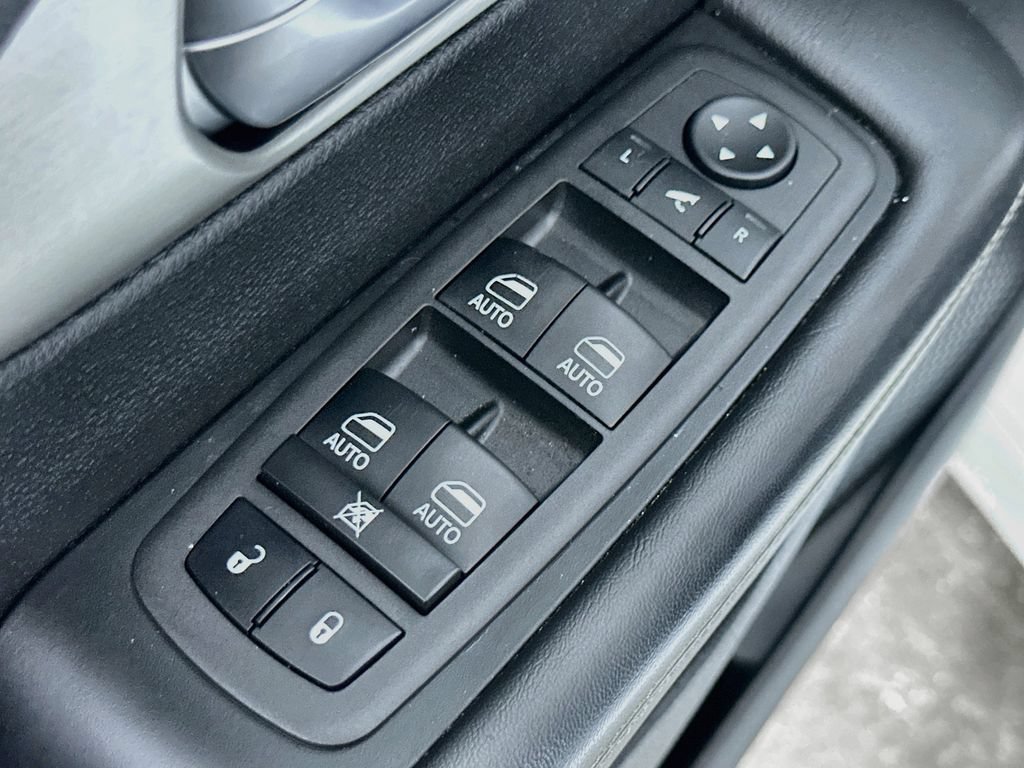Used 2024 Chrysler Pacifica Premium FWD image 23