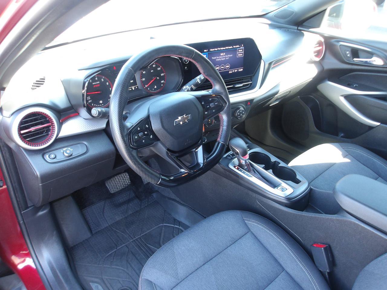 Used 2024 Chevrolet Trax RS w/ Sunroof Package FWD image 9
