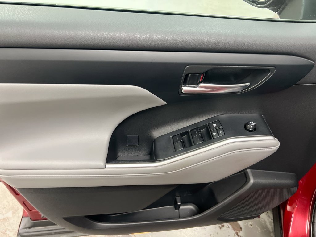 Used 2023 Toyota Highlander XLE AWD/4WD image 22