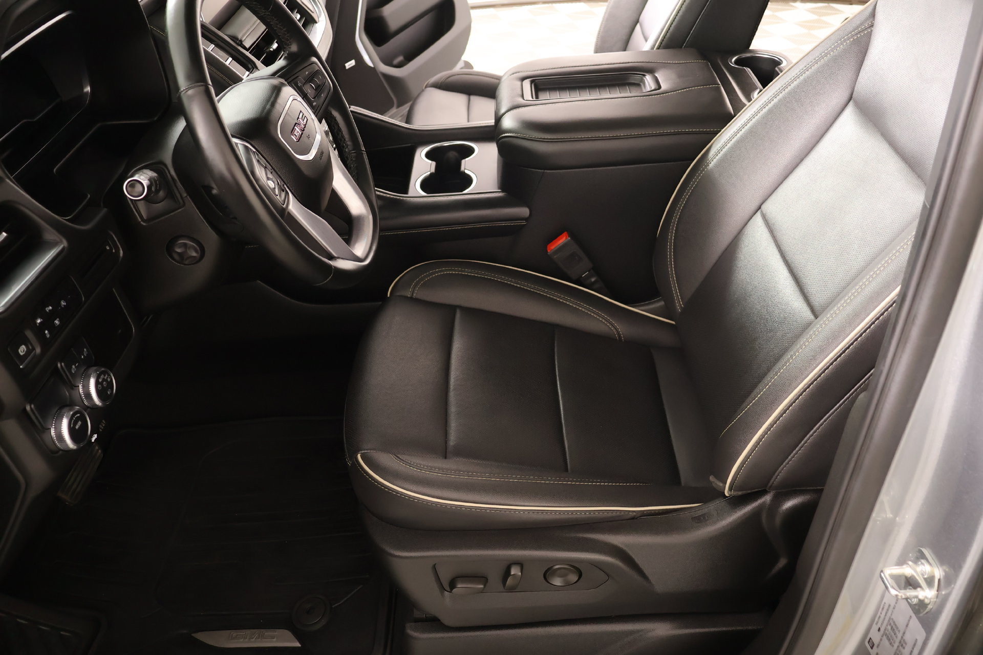 Used 2024 GMC Yukon XL SLT w/ SLT Luxury Package RWD image 12