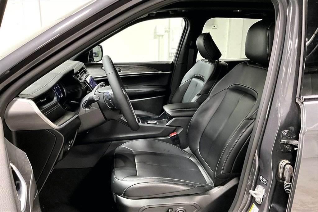 Used 2025 Jeep Grand Cherokee Limited image 35