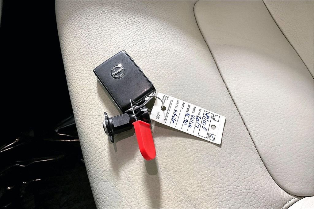 Used 2017 Volvo XC90 T6 Momentum w/ Vision Package image 10