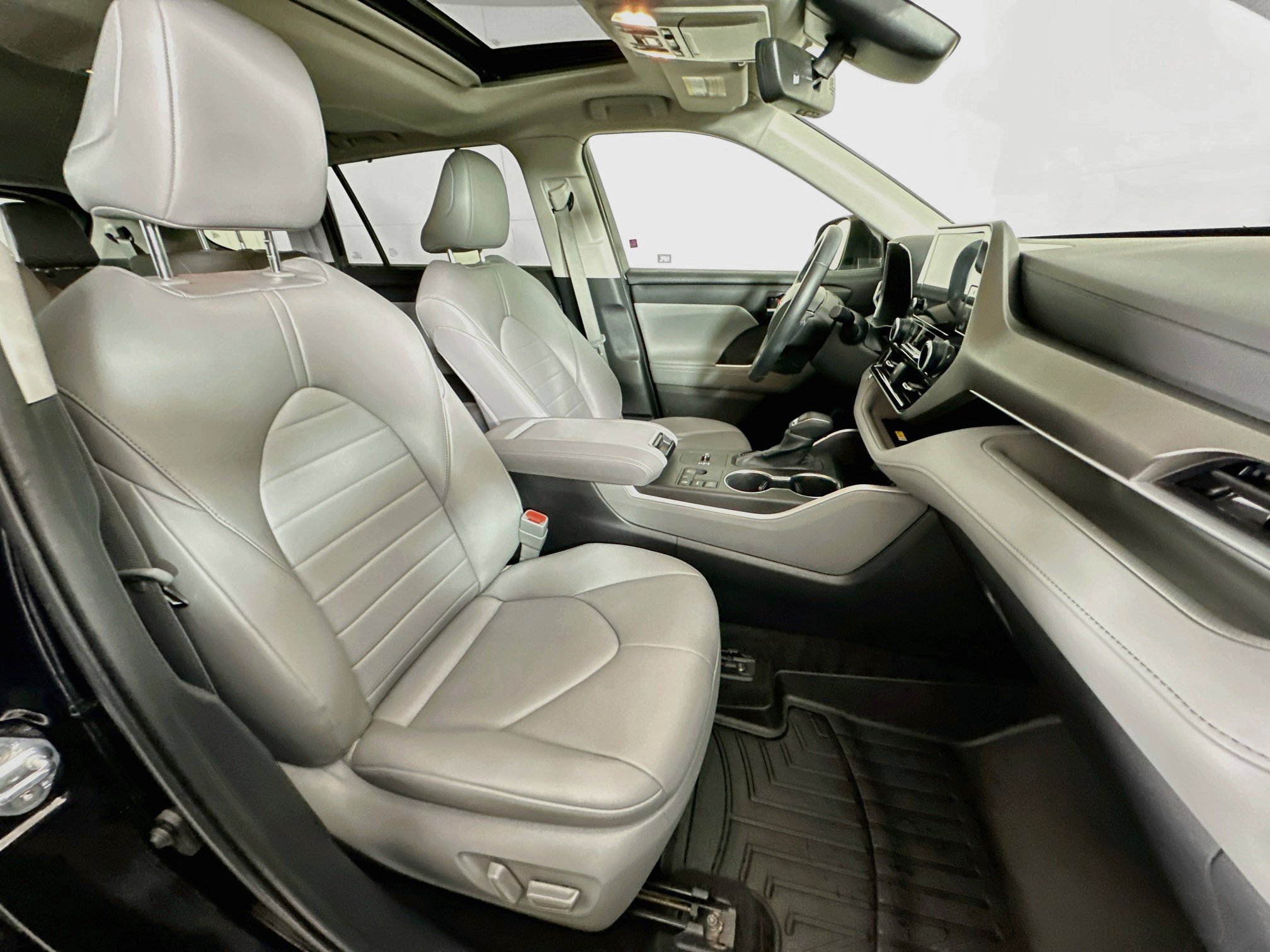 Used 2023 Toyota Highlander XLE FWD image 33