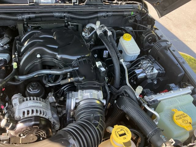 Used 2018 Jeep Wrangler Unlimited Sahara w/ Connectivity Group AWD/4WD image 19