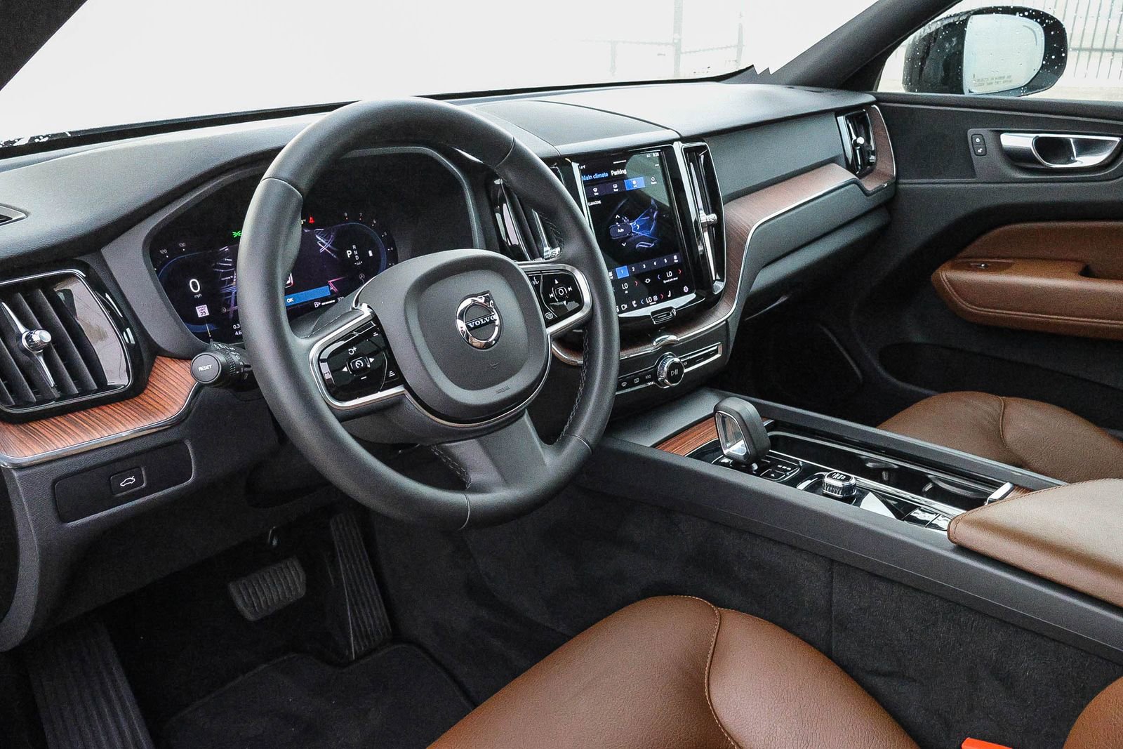 Used 2023 Volvo XC60 B5 Plus image 29