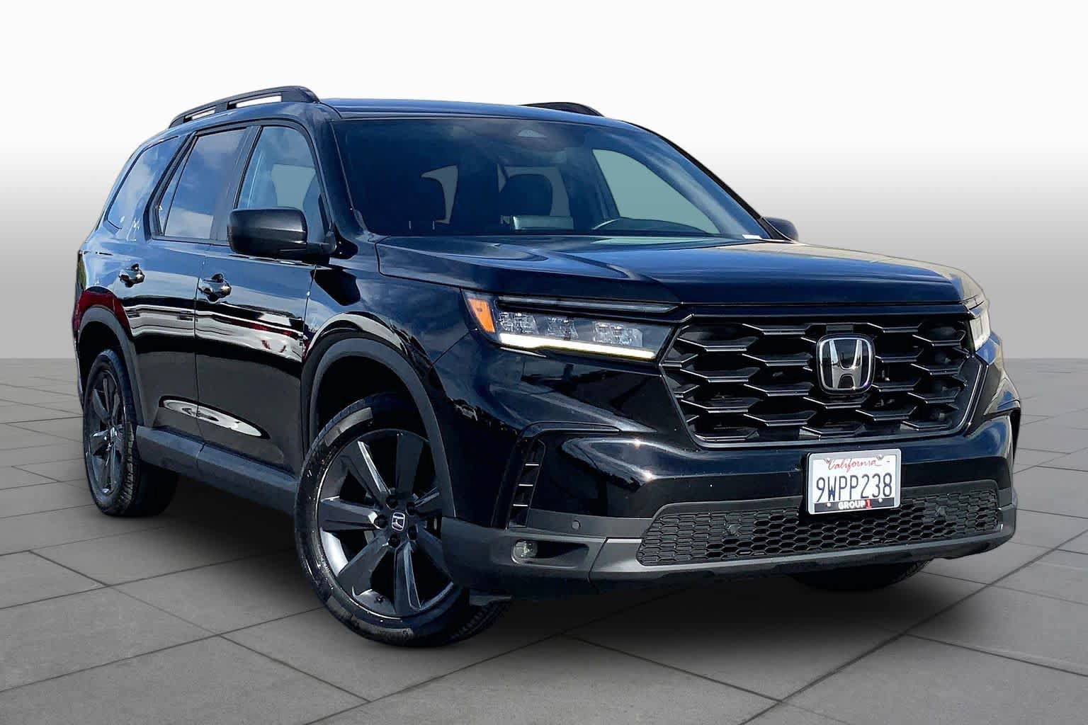 Used 2025 Honda Pilot Sport image 2