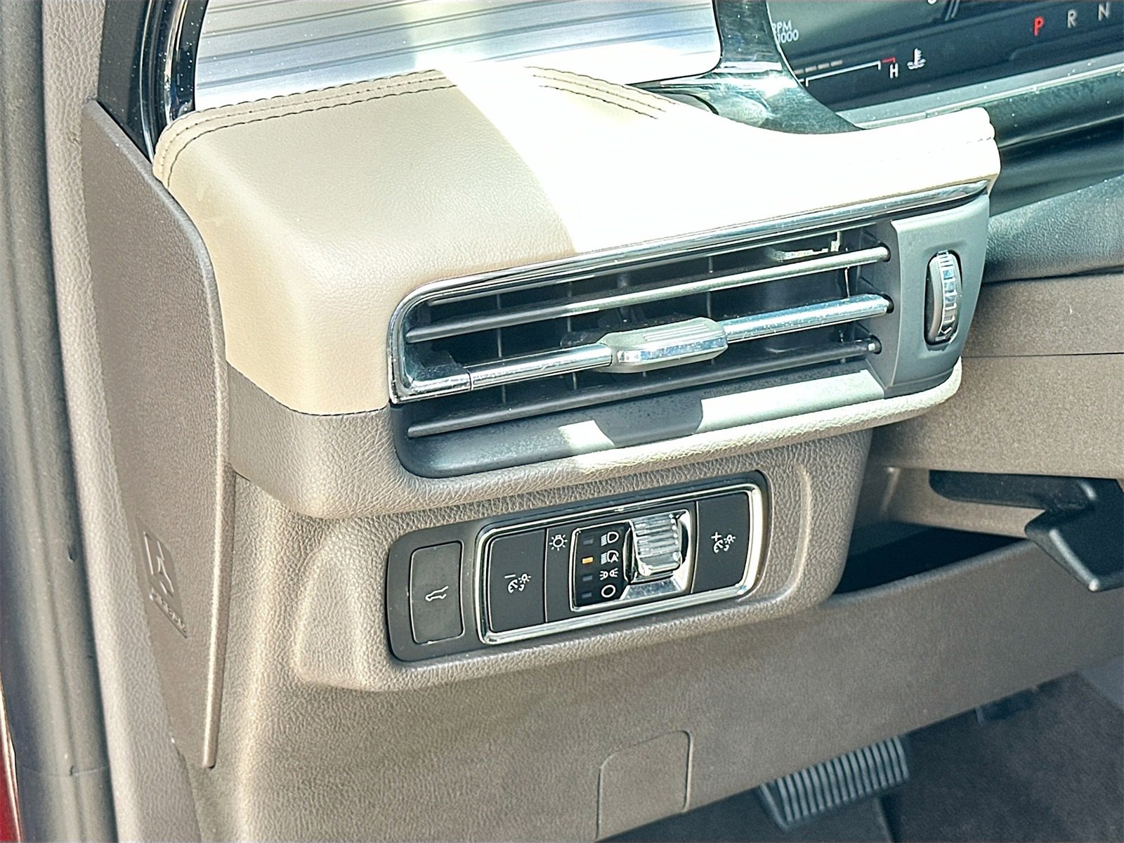 Used 2021 Lincoln Corsair Standard image 10