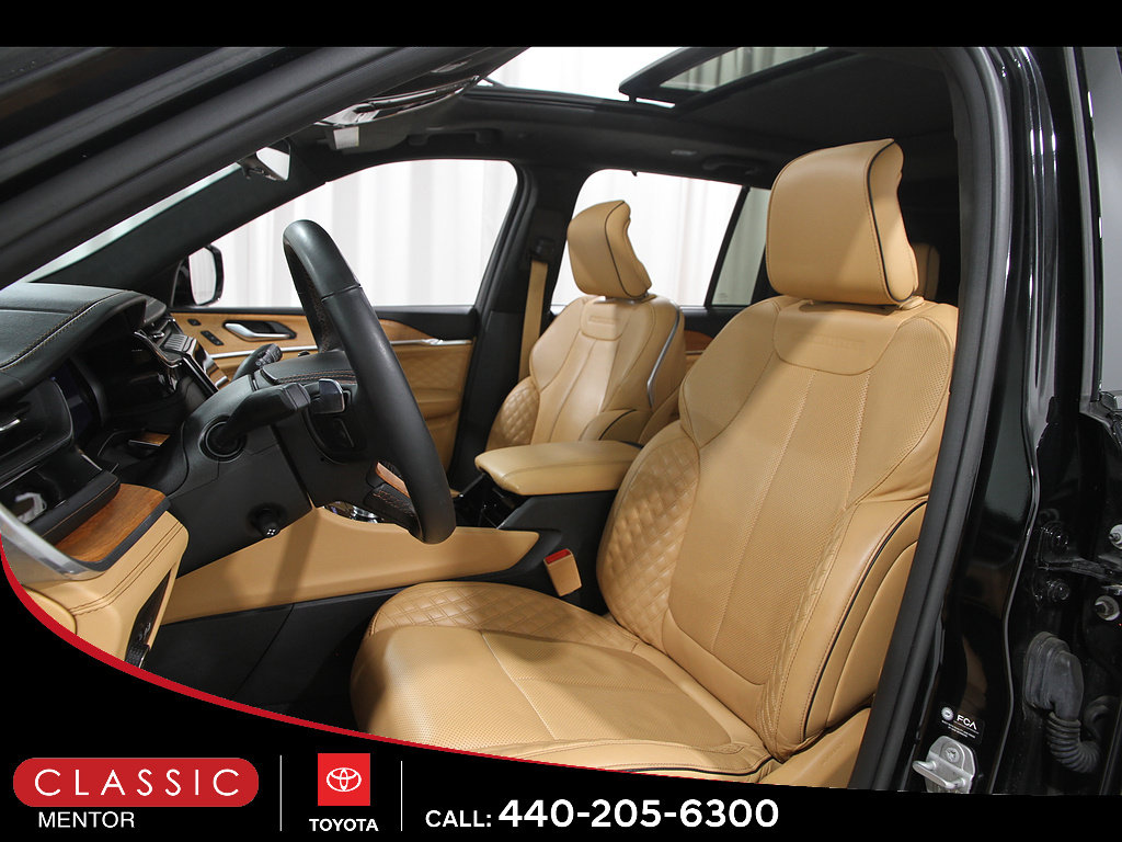 Used 2023 Jeep Grand Cherokee Summit AWD/4WD image 5