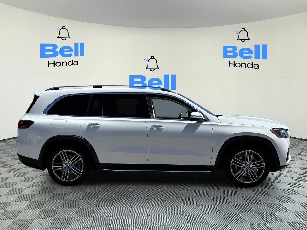 Used 2024 Mercedes-Benz GLS 450 4MATIC image 5